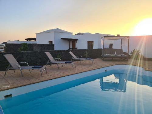 Luxury 4-bedroom Villa With Heated Pool + Sea View