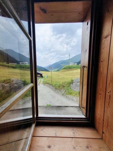 Chalet Au Milieu Des Montagnes