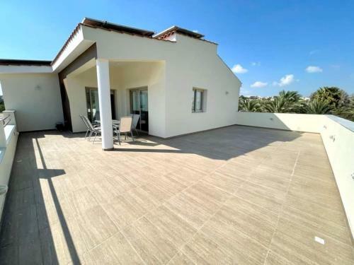 New Modern 4 Bed Villa Near Beach In Paphos