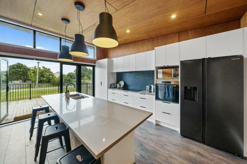 Kapiti Heights - Otaki Beach Holiday Home