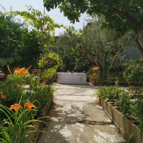 Spacious House With A Big Garden And Fire Pit