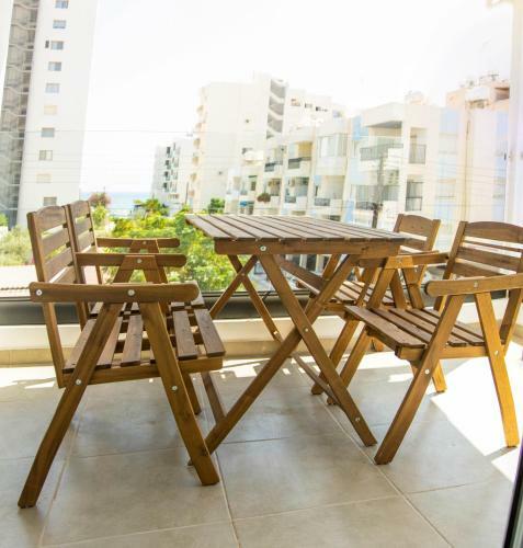Contemporary 1-bedroom Seaview Apartment