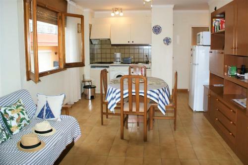 Apartamento En El Centro de Roses Cerca de La Playa