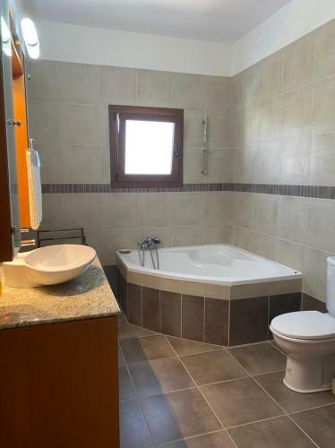 Episkopi Villa, Luxury 4 Bedroom With Pool - Limassol
