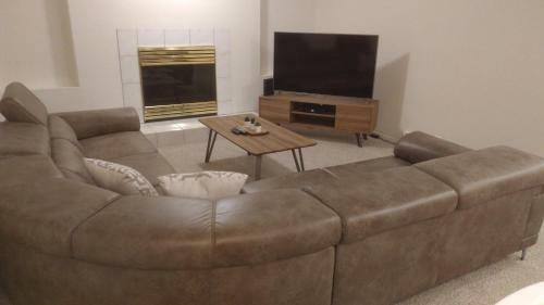 Spacious/elegant House By West Edmonton Mall