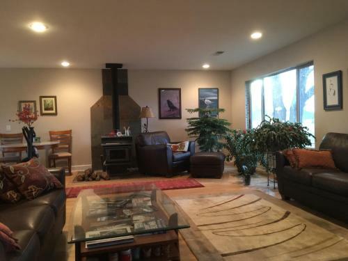Peaks Wildernest House Bed And Breakfast - Vaccinations Required