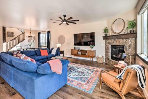 Modern Home With Fire Pit, Gas Grill And Patio!