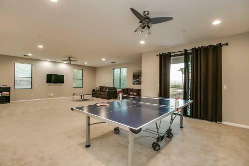 Luxe 4 Bdrm Wpool And Spa On Golf Course Lot