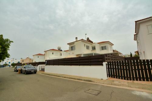 Sunnyvillascyprus: Modern 3br Villa /w Pool