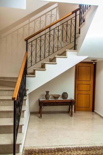 6 Bdr Villa With Tennis Court