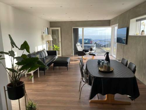 Modern Apartment With City & Oceanside View