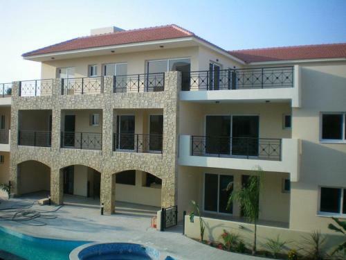 Excellent 2 Bed Apartment With Pool View, AC & Gym!
