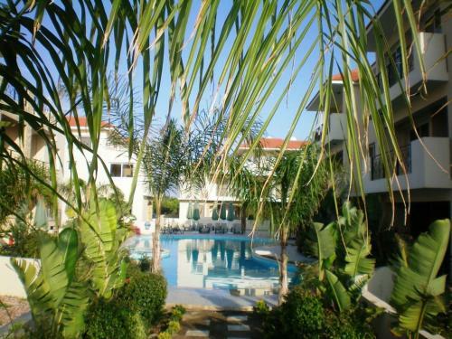 Excellent 2 Bed Apartment With Pool View, AC & Gym!