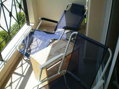 Excellent 2 Bed Apartment With Pool View, AC & Gym!