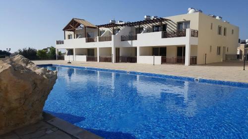 2 Bedroom Apartment E8 Located Pool Level, Sea View, Free Wifi