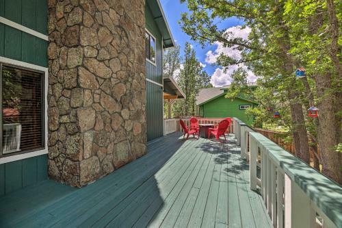 Family-friendly Pinetop Retreat Deck And Yard!