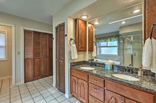 Pinetop Cabin With Fireplace, About 1 Mi To Golf!