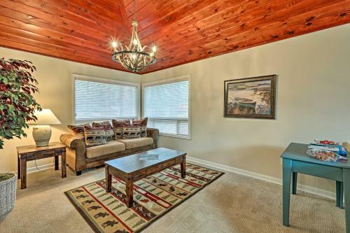 Pinetop Cabin With Fireplace, About 1 Mi To Golf!