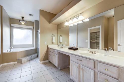 Spacious & Updated House Pool
