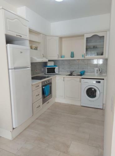 Central One Bed Apartment, Sleeps 4 With Roof Top Pool.