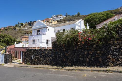 Home2book Stunning Villa Raquel, Pool & View