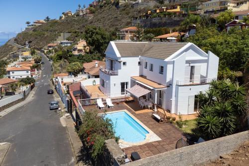 Home2book Stunning Villa Raquel, Pool & View