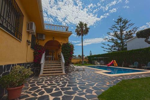 Amplio Chalet Con Gran Piscina Y Jardin