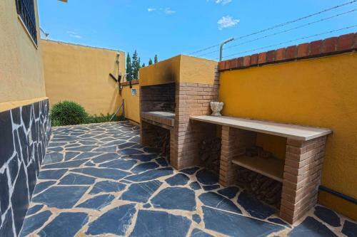Amplio Chalet Con Gran Piscina Y Jardin
