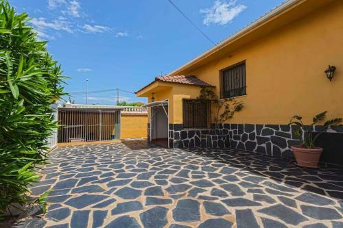Amplio Chalet Con Gran Piscina Y Jardin