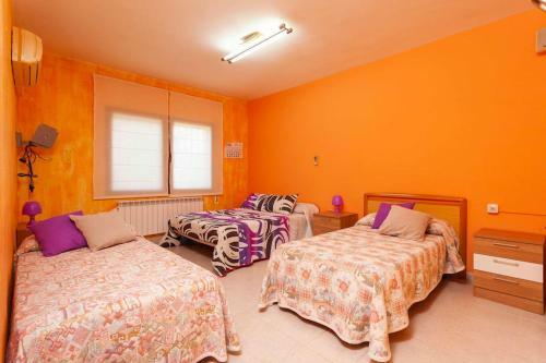 Amplio Chalet Con Gran Piscina Y Jardin