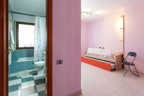 Amplio Chalet Con Gran Piscina Y Jardin
