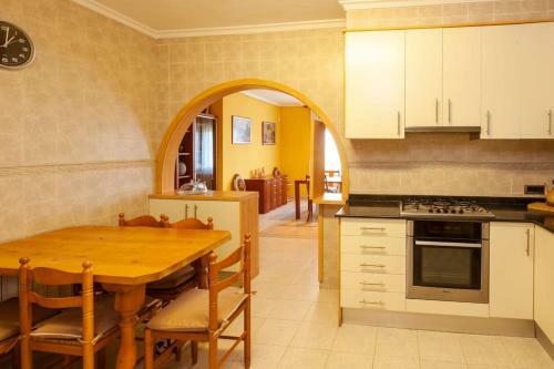 Amplio Chalet Con Gran Piscina Y Jardin