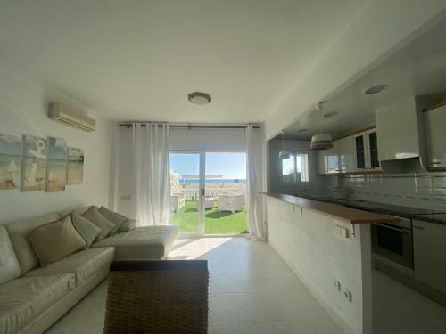 R126 Beachfront Apartment Sant Salvador