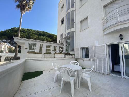 R126 Beachfront Apartment Sant Salvador