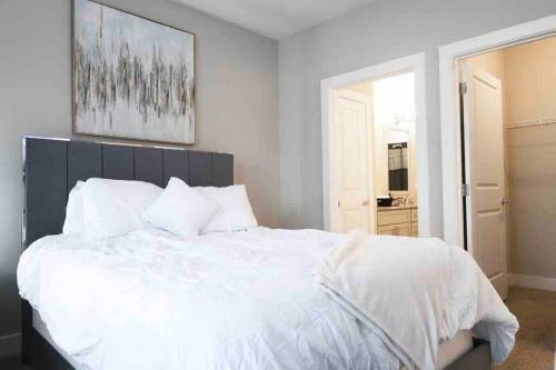 Luxury Keyless Smart Apartment W/indoor Fireplace