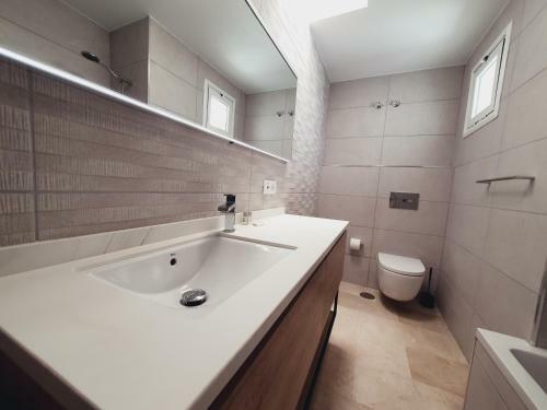 Apartamento Modern Family Home Above Swimming Pool