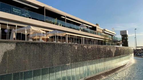 Apartamento Modern Family Home Above Swimming Pool