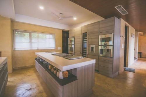 Villa Cliffhouse By Hireavilla, Candolim