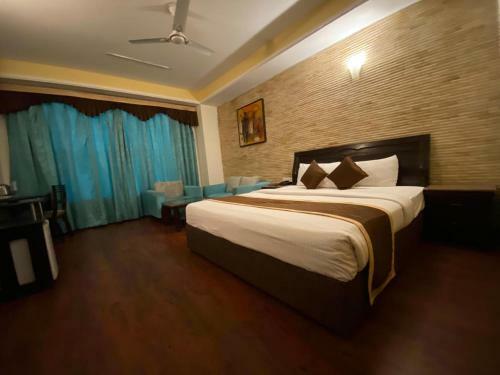 Hotel The Pearl Industrial Area Phase-2