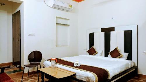 Hotel Dhanush Palace