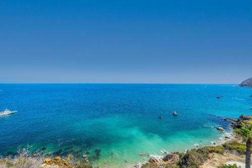 Oceanfront Villa With One Of A Kind Amazing View!!