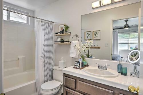 Stylish Bakersfield Getaway With Pool Table!