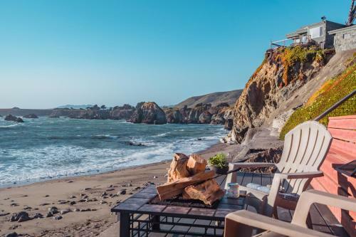 Seamist Beach Cottage, Private Beach & Ocean Views