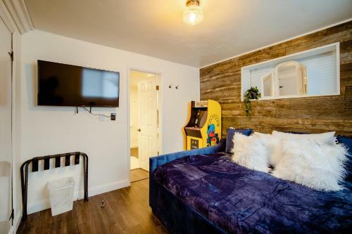 Old Hollywood Lodge-pets, Hottub-sauna, Speakeasy!