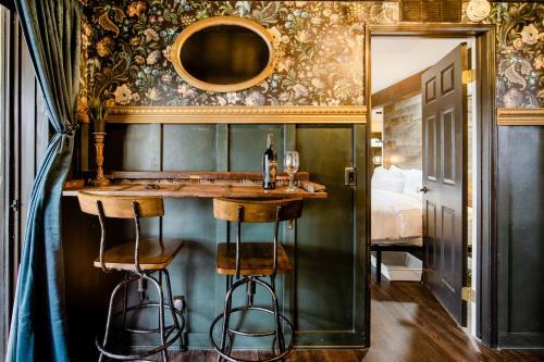 Old Hollywood Lodge-pets, Hottub-sauna, Speakeasy!