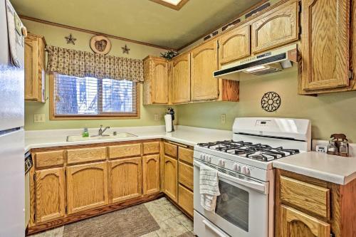 Homely Pet-friendly Abode, 3 Mi To Skiing!