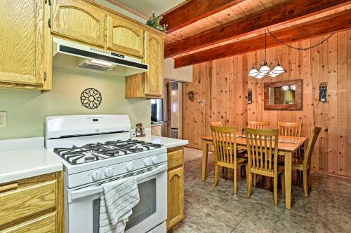 Homely Pet-friendly Abode, 3 Mi To Skiing!