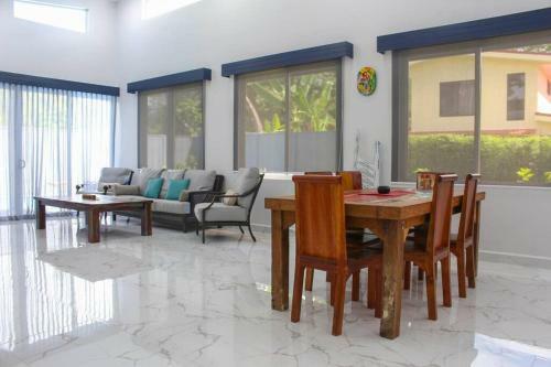 Villa Modern New 3 Br Home, Walking Distance From Beach.