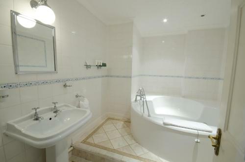 Hatton Court Hotel