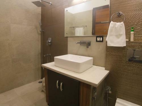 Spacious, Aesthetically Designed 3-br Apartment - 3 Mins Walk From City Center